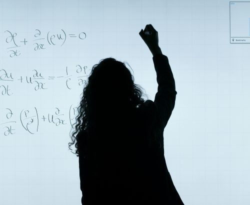 Ghid pentru antreprenorii din educație: Cum îți protejezi cursurile, platforma și marca?